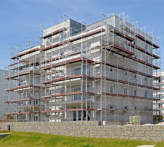 LAYHER fasādes sastatnes uz ēkas